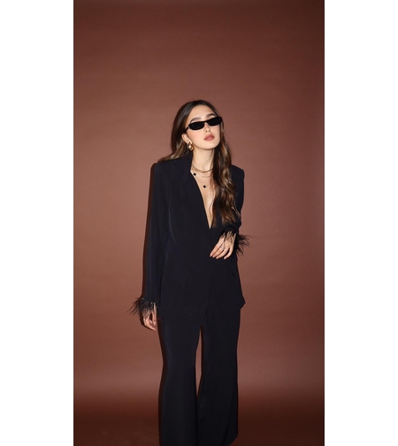 חליפה לוזית בשילוב נוצות