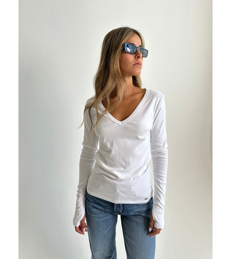 בייסיק V ריאלטי לבן