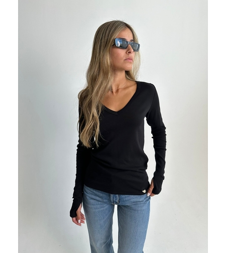 בייסיק V שחור ריאלטי