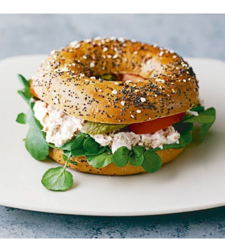 כריכי בייגל אמריקאי טונה:  12 יחידות במגש