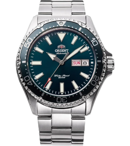 תמונה של שעון יד אוריינט מסדרת Diver. השעון עשוי פלדת אל-חלד כסופה עם לוח מחוגים בצבע ירוק, מחוגים זוהרים ותצוגת תאריך ויום. עמידות במים עד לעומק של 200 מטר, מתאים לצלילה וספורט ימי.