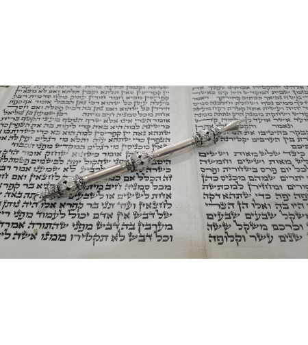 יד לספר תורה 
