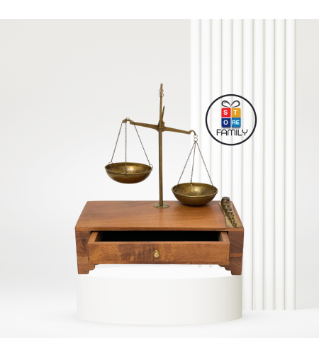 מאזניים מנחושת כולל 7 משקולות קטנות עם מגירה מעץ
