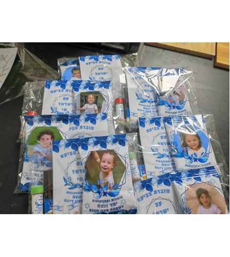 ערכת יום העצמאות הכוללת חוברת צביעה ,טושים ובועות סבון וחטיף במבה