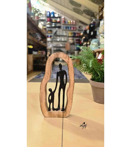 פסל אב ובן במסגרת עץ