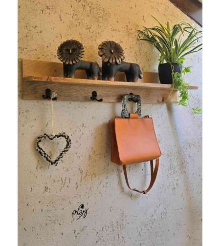 מדף עץ ווים