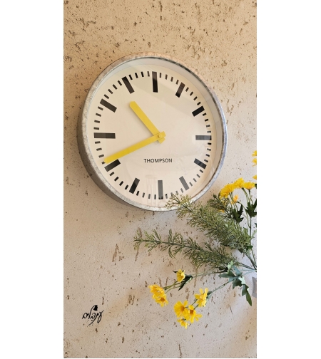 שעון קיר עבה מחוגים צהובים