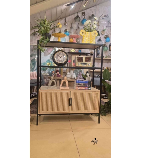 ארונית ספריה מעוצבת פסים