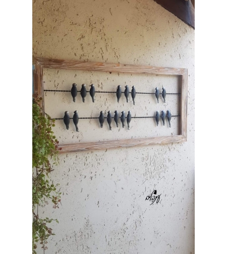 תמונת ציפורים שחורות על מוט