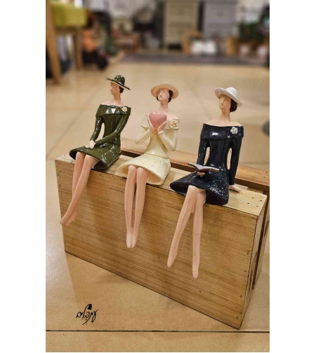 מגונדרת 1 יושבת בקצה מדף