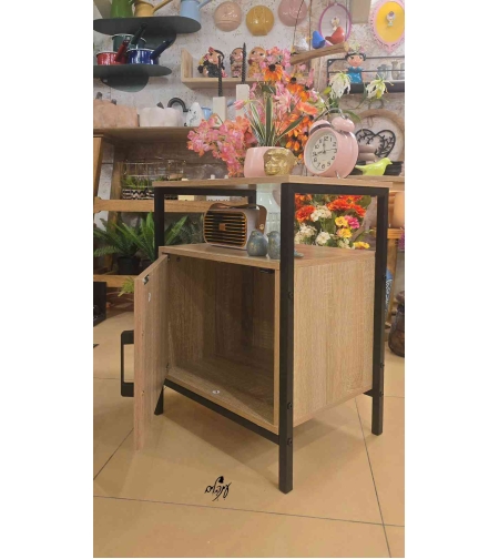 ארונית צד מעוצבת פסים שחורה