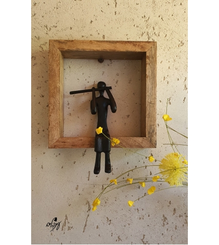 תמונת נגן חליל צד מסגרת עץ