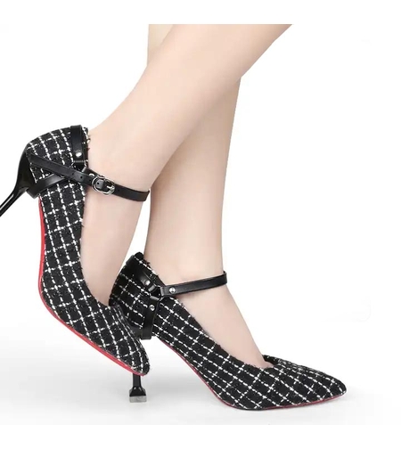 קולר מעוצב עם ניטים