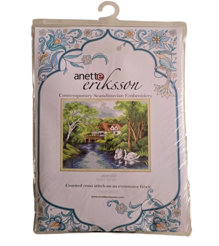 ערכת רקמה נוף כפרי עם ברבורים 40×50 ס”מ Anette Eriksson