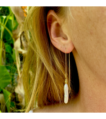 Thread earrings with a pearl