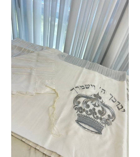 טלית חתנים אקרילן מהודרת  פסים כסף לא מחליקה עם רקמת כתר בכסף בגב הטלית 611