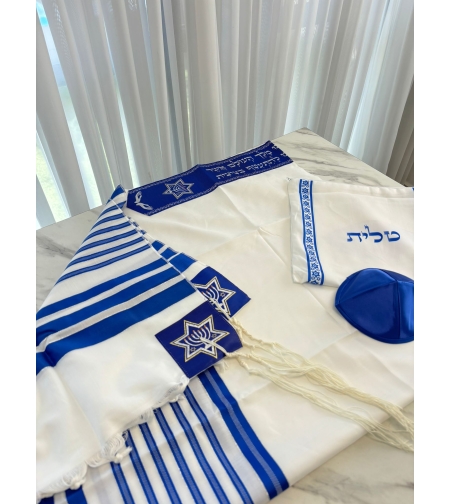 טלית חתנים אקרילן מהודרת  בעטרה ייחודית בצבע כחול וכסף וסמל המנורה 613