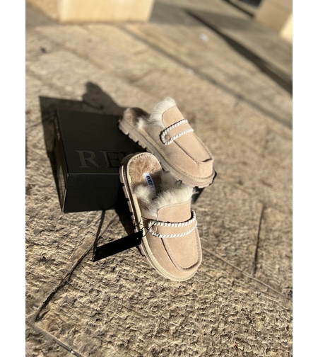 REPLAY - כפכפי מוקסין לנשים בצבע בז׳ עם פרווה סינתטית