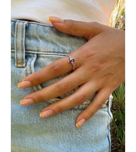 טבעת משובצת-אבנים בצבע סגול