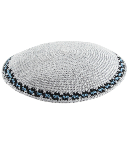 כיפה בד עבודת יד 15 ס'מ רקע אפור עיטור כחול תכלת