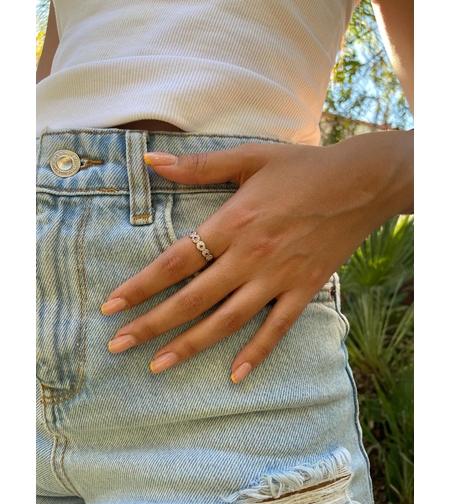 טבעת משובצת-אבנים קטנות ורודות