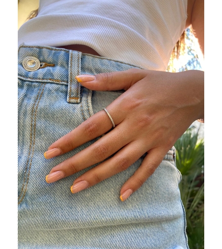 טבעת דקה משובצת