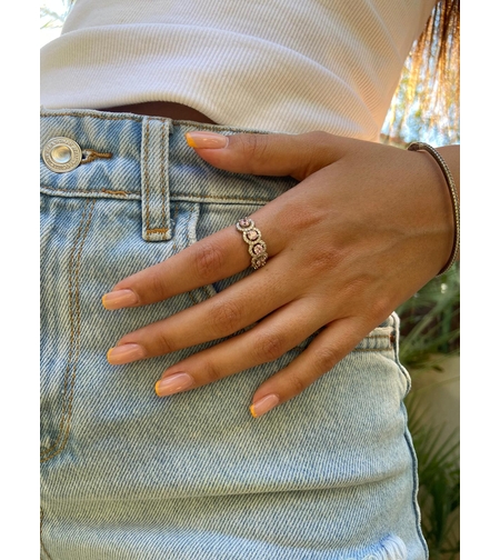 טבעת משובצת אבנים ורודות