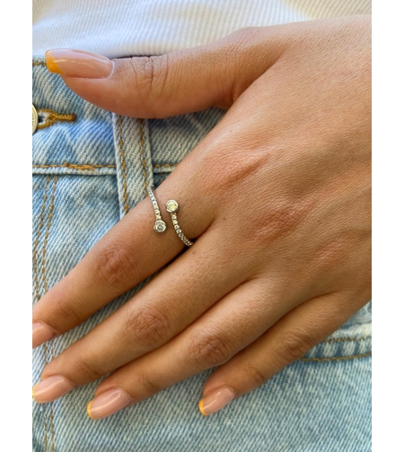 טבעת משובצת עיגולים