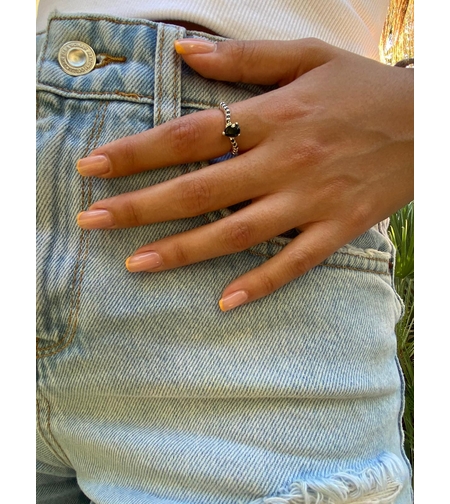 טבעת משובצת-אבנים בצבע שחור