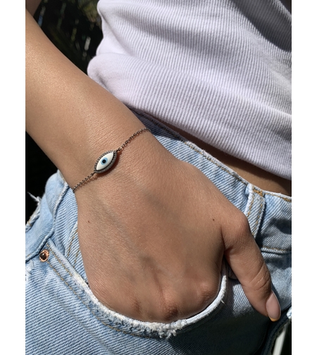 צמיד עין רקע לבן