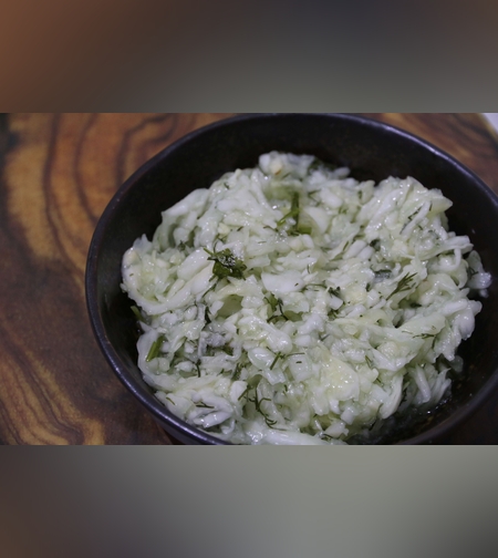 סלט כרוב לבן עם שמיר