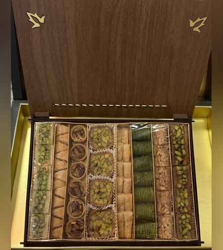 מארז ממתקים עץ עם שם העסק שלכם 1kg 