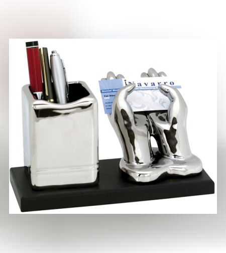 יד לוחצת יד כולל כוס לעטים