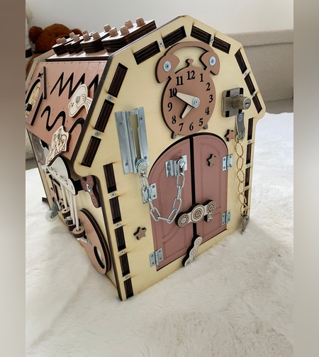 הבית של דובי חום-ורוד