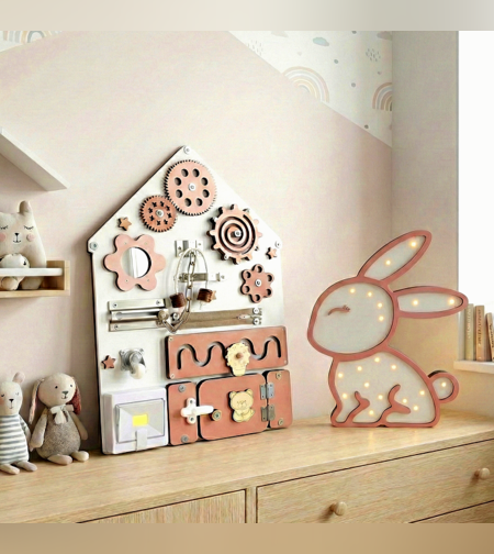 מארז חלומות ורוד – לוח פעילות ומנורת לילה מעץ