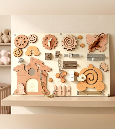 לוח פעילות ביזיבורד מעץ לילדים, דגם טירה קסומה בגווני קורל ופודרה, כולל מנעולים, גלגלי שיניים ומשחקי מוטוריקה עדינה.