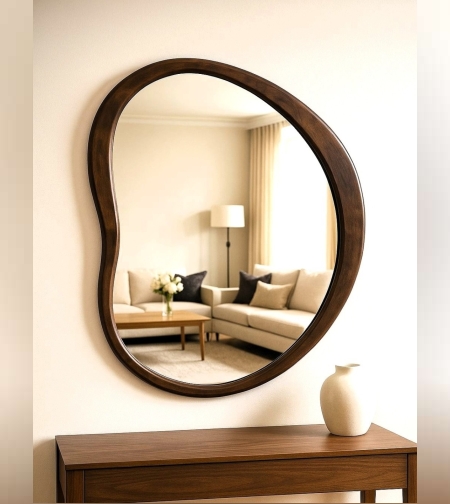 🪞 מראה אמורפית עם מסגרת עץ כהה – עיצוב טבעי ומודרני