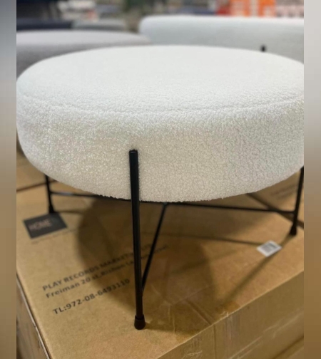 הדום עגול גדול מבד בוקלה מפנק ונעים למגע בעל רגליים ממתכת בצבע שחור – צבע לבןמידות – קוטר 62 ס