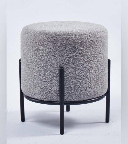 הדום עגול מבד בוקלה בצבע אפור מפנק ונעים למגע בעל רגליים ממתכת בצבע שחור