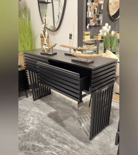 קונסולה מפוארת שחורה