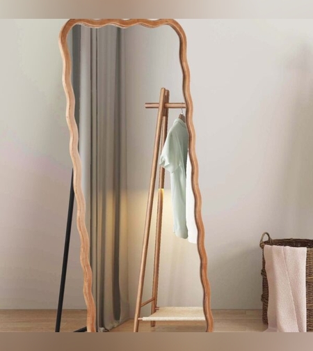 מראה מסולסלת עומדת מעץ אלון