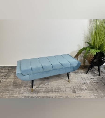 הדום תכלת נדיר בתפירת פסים ורגלי מתכת בשילוב של שחור וזהב .