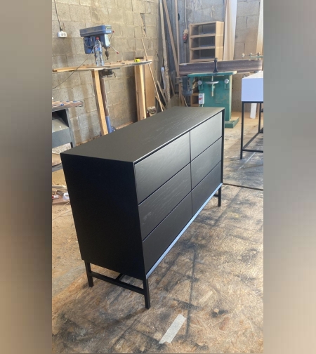 קומודת מעץ בעלת 6 מגירות טאץ בצבע שחור אלון צבוע (120*40*80)