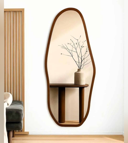 מראה אמורפית עם מסגרת עץ – שילוב מושלם של יוקרה וסטייל