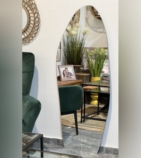 מראה רצפתית ללא מסגרת בצורה לא סימטרית שניתנת להשענה על הקיר