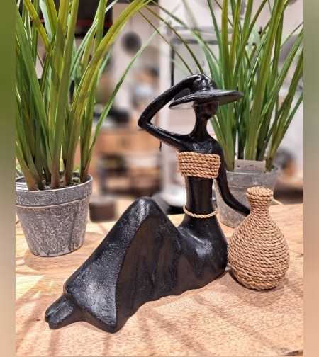 אישה יושבת 25/26