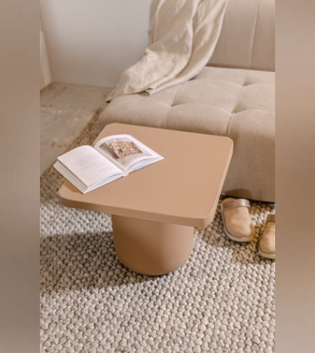 שולחן מטאל ספייס גיאומטרי בגוון חום.