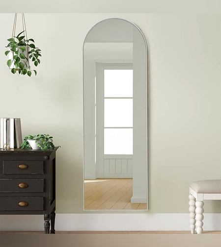 מראה חצי עגולה עם מסגרת לבנה