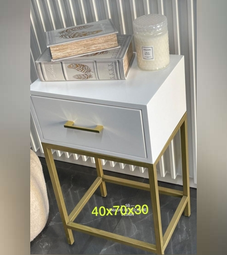 שידת מיטה בעלת מגירה אחת בצבע לבן, מסגרת מתכת בצבע זהב (גובה 70, רוחב 40, עומק 30 ס