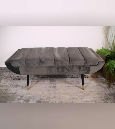 הדום אפור נדיר בתפירת פסים ורגלי מתכת בשילוב של שחור וזהב .